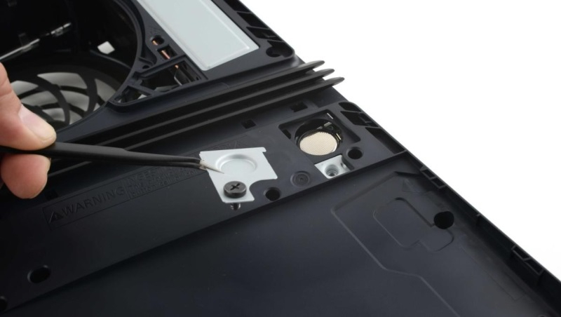 Specialiștii de la iFixit au descompus PlayStation 5 Pro - coolerul se curăță ușor, iar bateria CMOS se schimbă ușor.